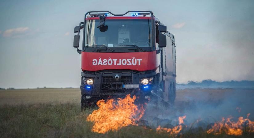 Ötezer négyzetméteren tomboltak a lángok Földesen