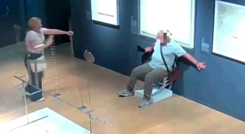 Összetört egy Swarovski kristályokkal borított széket egy turista Olaszországban