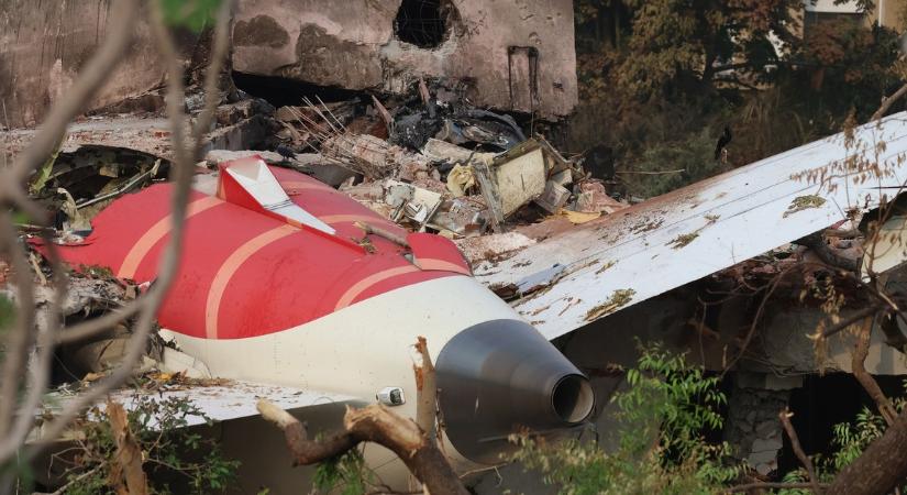 Indiai légikatasztrófa - Az új, tisztább felvételeken látszik, mi vezethetett a Boeing lezuhanásához - állítja egy brit pilóta