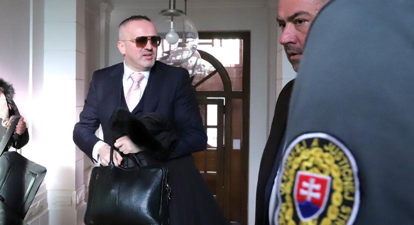 Nem bűnös a titkosszolgálat volt főnöke, első fokon felmentette őt a bíróság