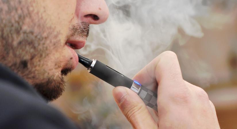 Külföldre utazol? Ezekben az országokban már büntetik az e-cigizést