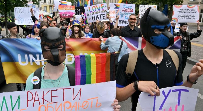Kijevben is volt Pride: két kutyamaszkos ember között kitűnt a szivárványzászlót lobogtató, Banderás pólót viselő tüntető