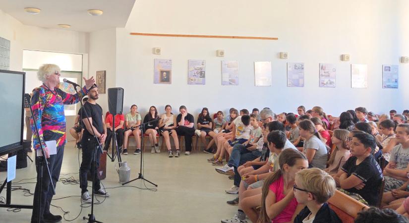 Müller Péter Sziámi volt a Bárdos iskola vendége