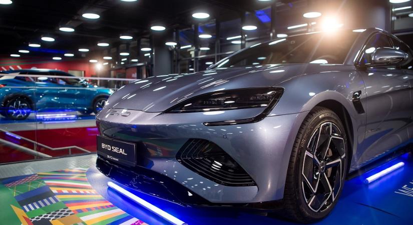 964 céges BYD és 755 Tesla vásárlását támogatta uniós forrásból a kormány