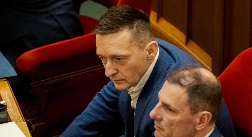 A Kúrián is vesztettek Rogánék, hiába próbáltak ládákba pakolt újságokkal védekezni