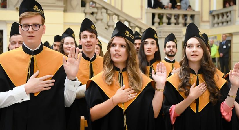 Élőben közvetítik a Debreceni Egyetem diplomaosztóit
