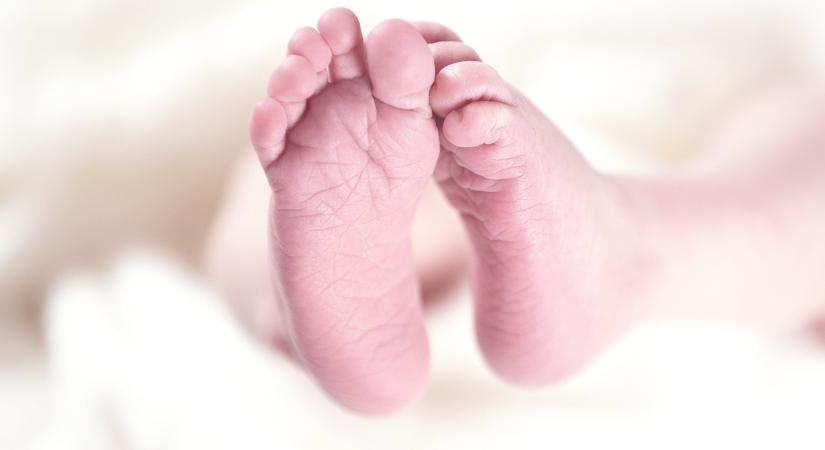 Súlyos bünetetést kérnek az anyára, aki életveszélyes sérülést okozott a 2 hetes kisbabának