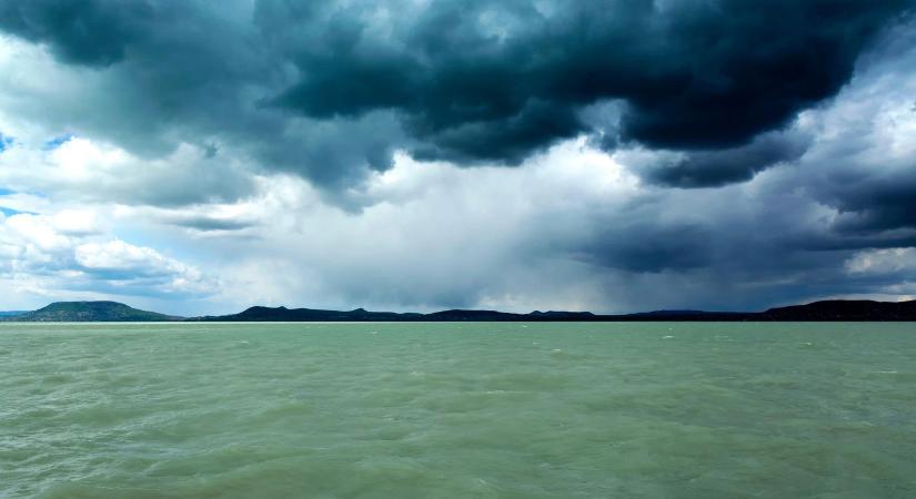 Rendkívüli dolog hullik a Balatonnál az égből, nem tanácsos kint lenni