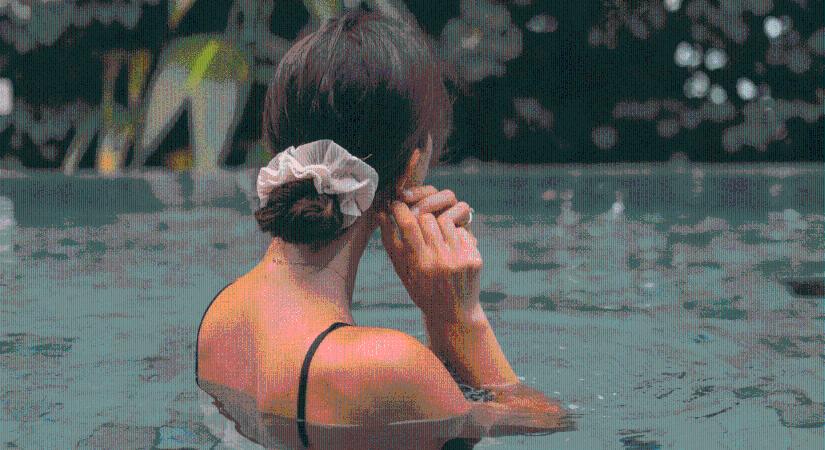 10 elegáns frizura, ami a strandon is jól mutat