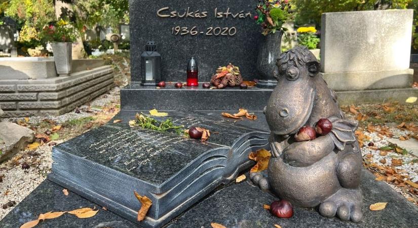 Visszakerült Süsü szobra Csukás István sírjára: mutatjuk milyen lett