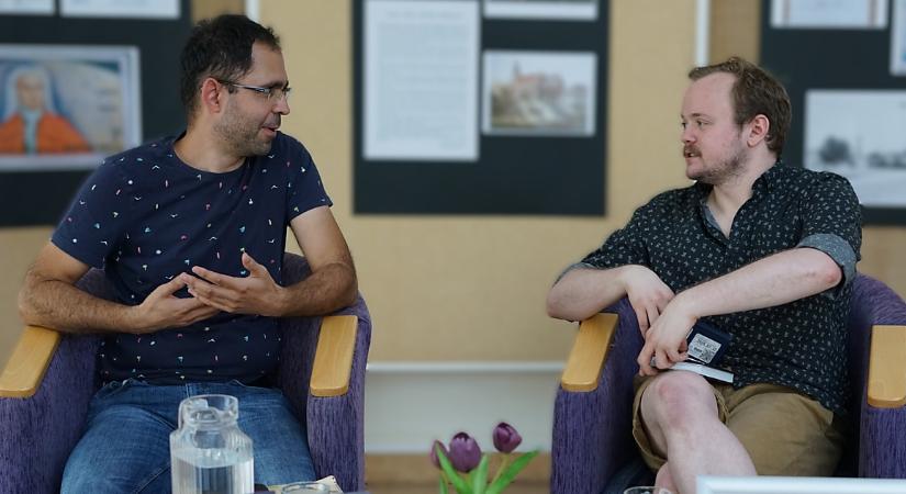 Hogyan lép ki a mikroközösségből a határon túli magyar a globalizált makrovilágba?