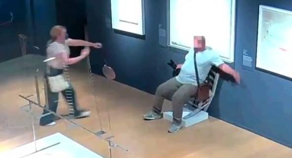 Összetörtek egy felbecsülhetetlen értékű, Swarowski kristályokkal borított széket Olaszországban - videó