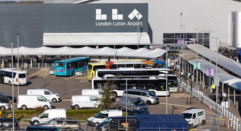 Kizuhant egy autó a London–Lutoni repülőtér többszintes parkolójából