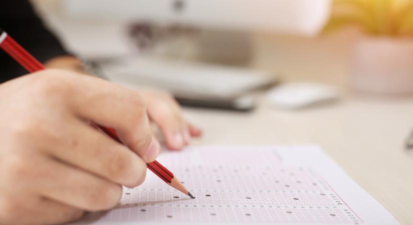 Csalásra használták a technológiát – eljárás indult az érettségizők segítője ellen