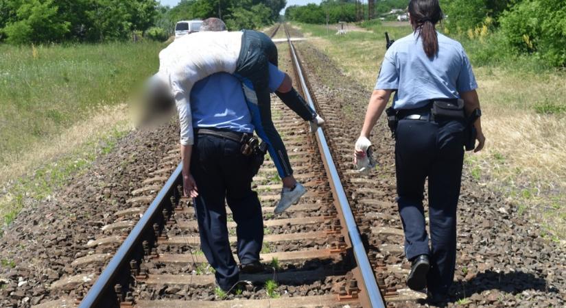 A vasúti sínek közelében eszméletlenül bukkantak rá egy asszonyra a bajai járőrök