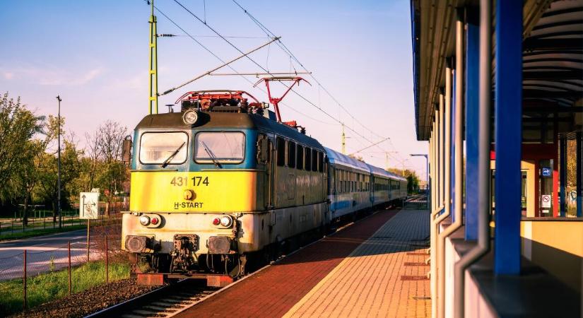 Végre mosolyoghat Lázár János, egy szakaszon akár 80-nal is mehetnek majd a vonatok