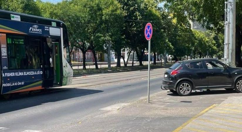 Hétfő délelőtt szinte egy időben történt két villamosbaleset – fotóval