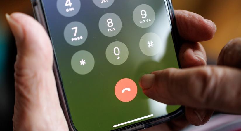 Ez a világ legnagyobb iPhone-ja a belsejében egy 400 wattos zseblámpával