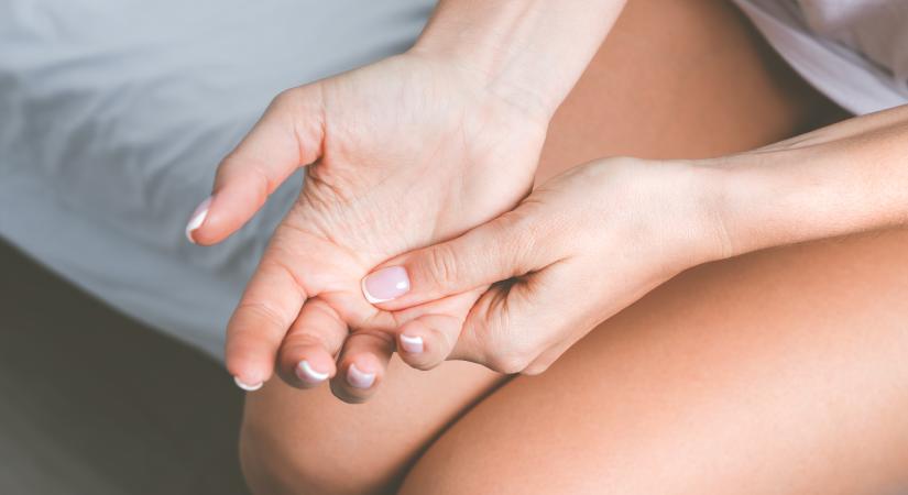 A vitaminhiánytól a vesebetegségig számos oka lehet az éjszakai kéz- és lábzsibbadásnak