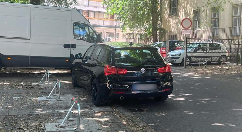 Vannak a bunkó parkolások, és van, amit ez a BMW-s csinált Debrecenben – fotóval!