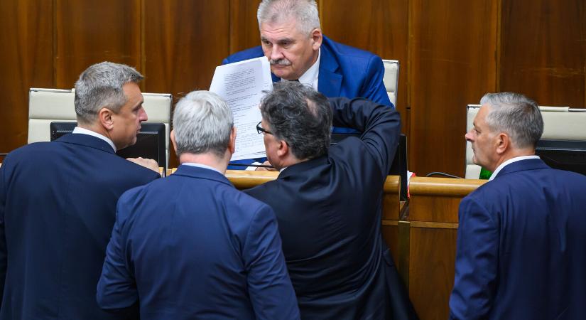 Az alkotmánymódosításról tárgyalnak a parlamentben – az ülés elhúzódhat, és nem tudni, mi lesz ennek a vége