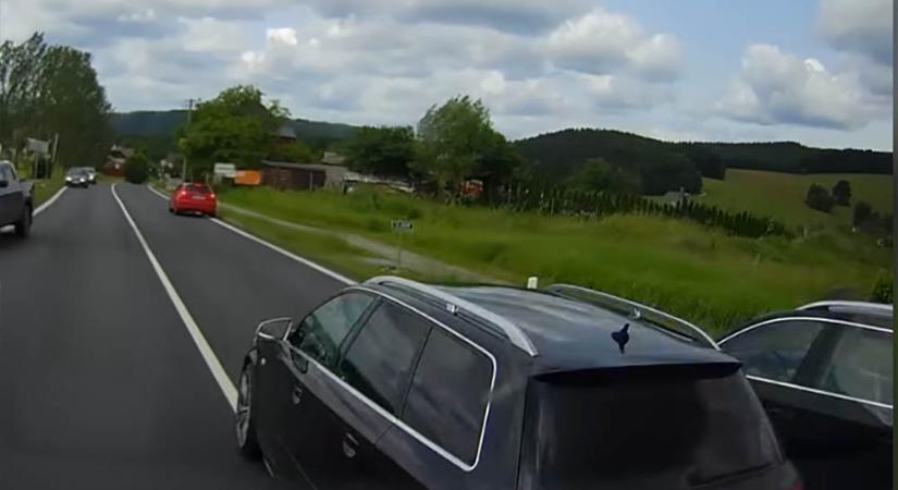 Ilyet soha ne csinálj, ha jön a mentő! – életveszélyes manőver videón