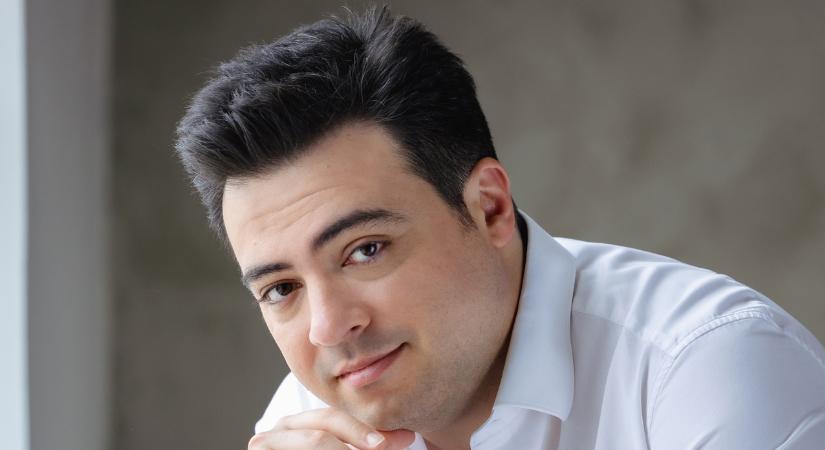 Balázs János zongoraművészt tokaji borlovaggá avatták