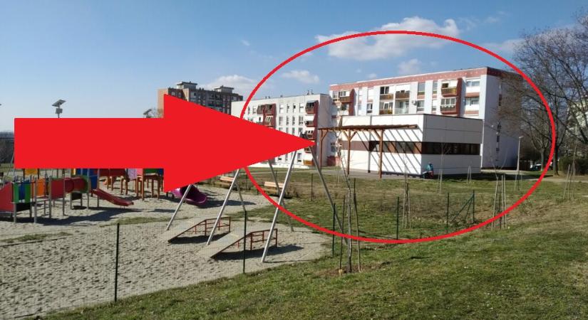 DOBPERGÉS! 5 év után megnyitják a WC-t Kertvárosban, nem kell a bokorba pisilnie a gyerekeknek