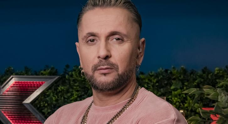 Sosem látott felvételek láttak napvilágot Majkáról, valójában így bánik fiaival otthon a rapper