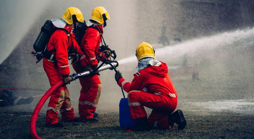 Hatalmas lángokkal égett egy lakóház: a tűzoltók két vízsugárral oltották a tüzet