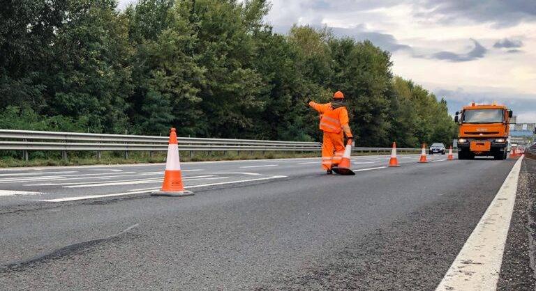 Útinform: lerobbant kamion az M0-son, torlódás az M1-esen