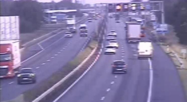 Vakon hajtott az álló kamion felé a furgon az M1-esen, amíg el nem találta – videó