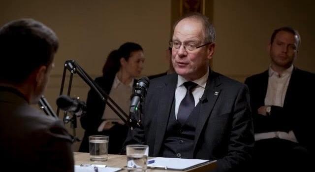 Navracsics több ezer levelet irt alá, ezért