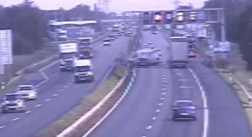 Hajmeresztő baleset az M1-esen: centiken múlt a tragédia videó