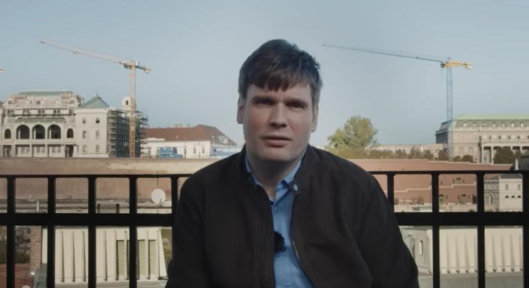 A volt kormányfőtanácsos beperelte az Építési és Közlekedési Minisztériumot
