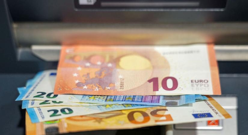 Felrobbantottak egy pénzautomatát, a detonáció a bank épületét is megrongálta
