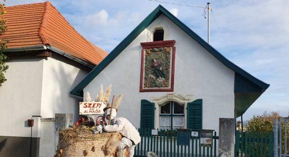 Zsámbék múltja egy dombormű és a tájház tükrében
