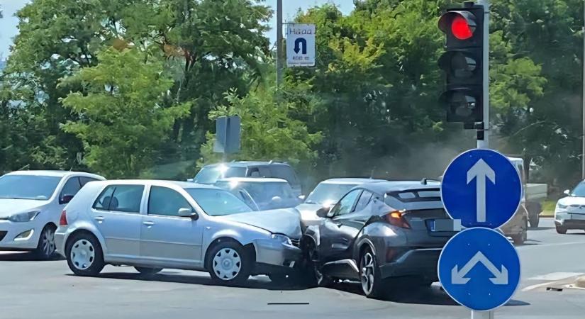 Napok óta nem működik a jelzőlámpa az Avason? Baleset lett a vége