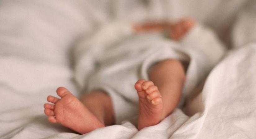 Életveszélyesen bántalmazta 2 hetes babáját egy magyar nő: idegesítette a sírása