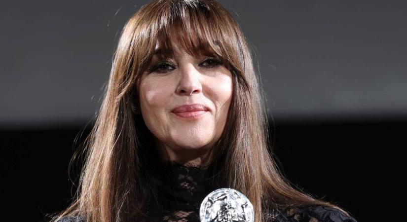 A 60 éves Monica Bellucci átlátszó csipkeruhába bújt: párja mellett ragyogott a filmfesztiválon