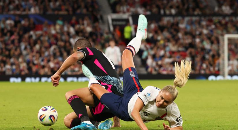 Pokróc kemény belépő egy gálameccsen – földbe döngölte női ellenfelét az olasz védőlegenda