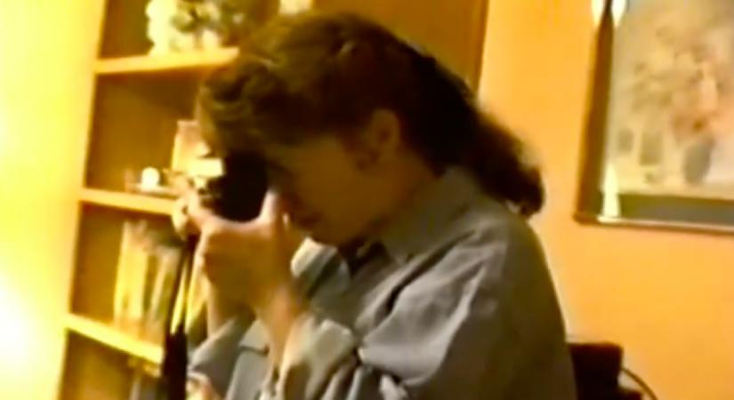 Régi VHS-felvételeket néz a nő: amikor meglátja, az apja mit filmez, minden összeomlik - Videó
