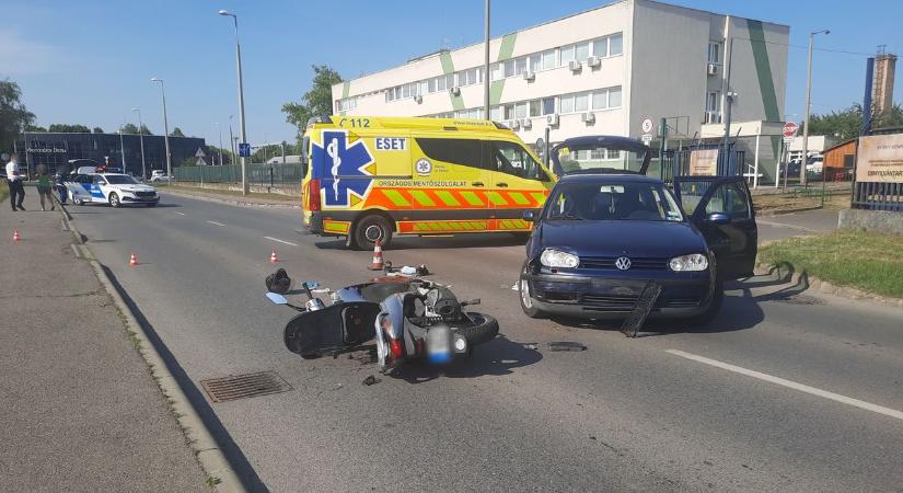 Motoros és személygépkocsi ütközött a Tüzér utcán – mentő is érkezett a helyszínre (fotók)
