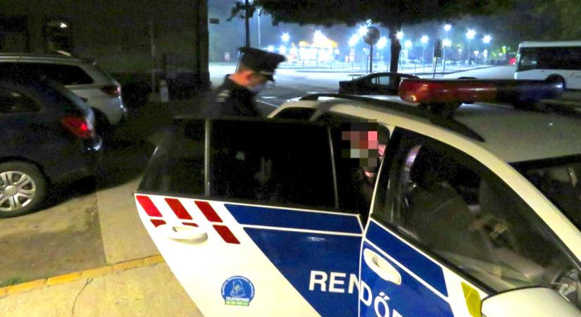 Elcsábította 13 éves diákját a Vác környéki tanár: éjszaka, egy elhagyatott épületben randiztak, majd rávette a lányt, hogy meztelen képeket küldözgessen neki