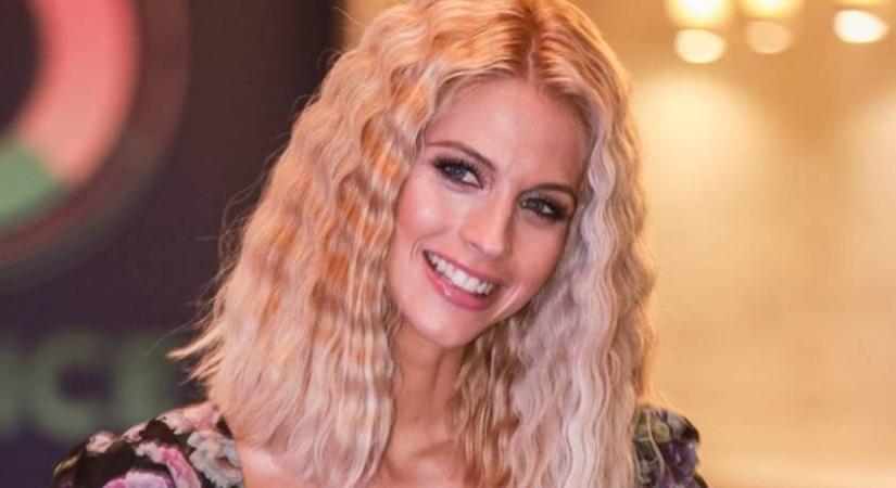 Tápai Szabina szexi, virágos bikiniben: egész alakos fotóján ámul az Insta