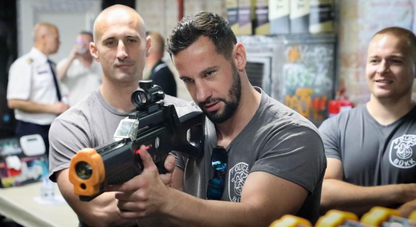 Rendőrök és diákok lövöldöztek egymásra, lézerrel (fotók, videó)