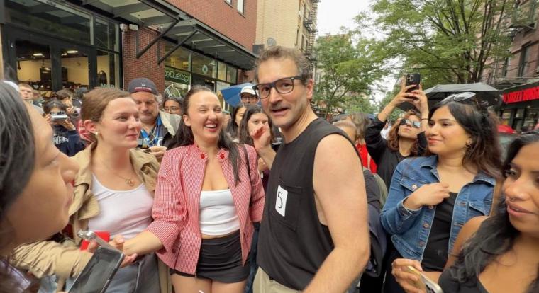 Apák napja alkalmából nevezték, megnyerte a Pedro Pascal hasonmásversenyt egy brooklyni férfi