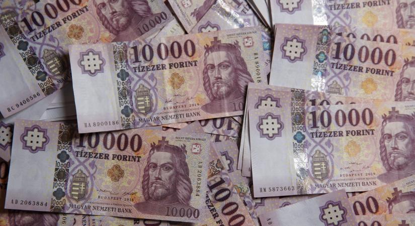 Óriási menetben a forint: most éri meg eurót venni a nyaralásra?