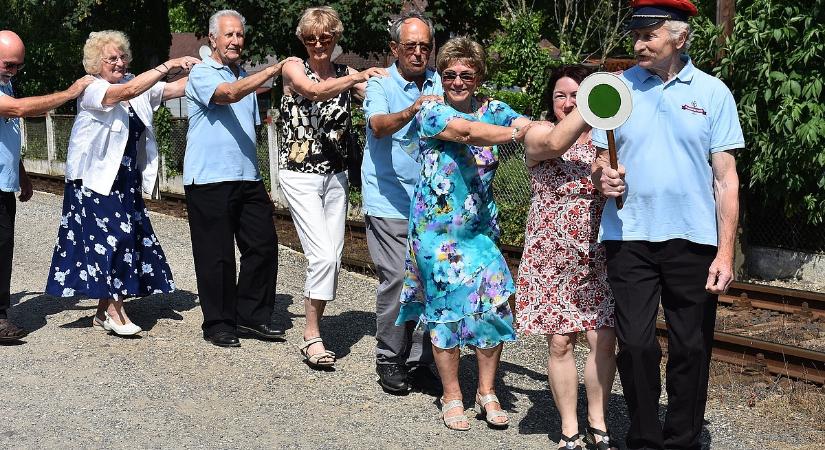 Magyar lelemény? Késett a vonat, így vonatozással ütötték el az időt Balatongyöröknél
