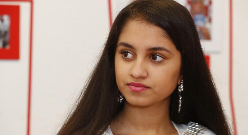 Buli Dorina összebútorozott valakivel, akit már a férjének nevez